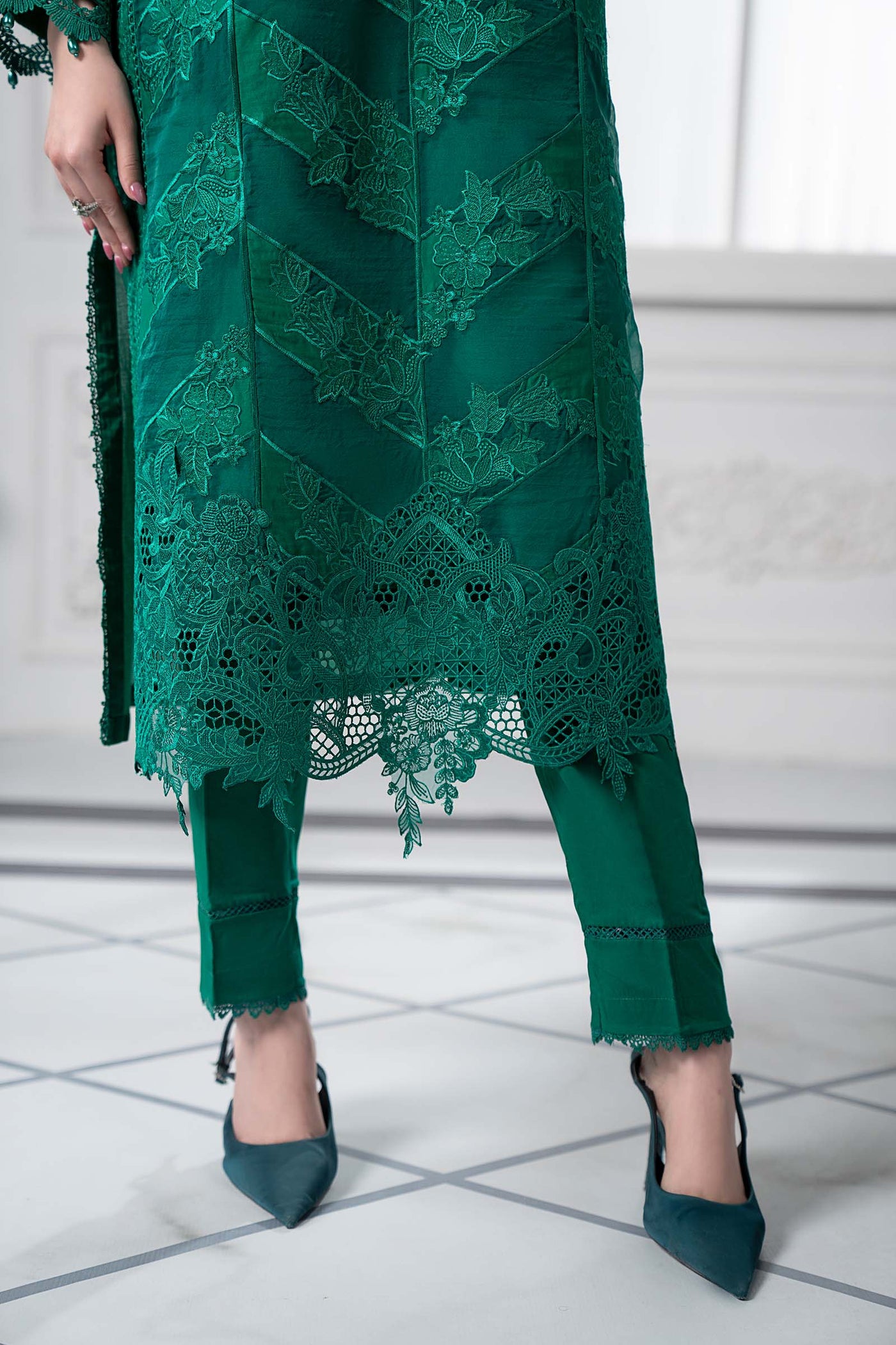 3 Piece Embroidered Lawn Suit | DS-2508-B