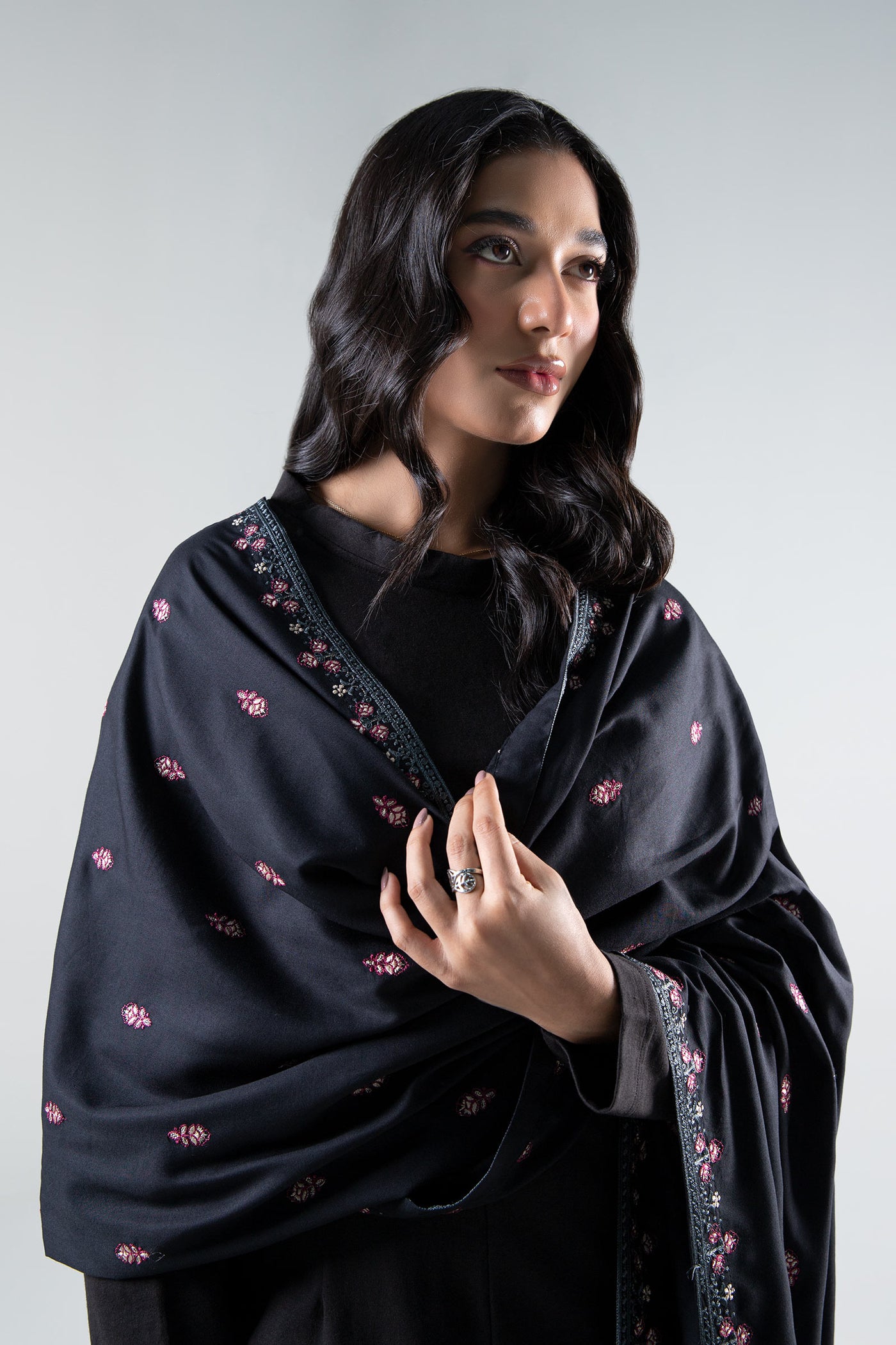 Embroidered Linen Shawl | MB-WS24-84