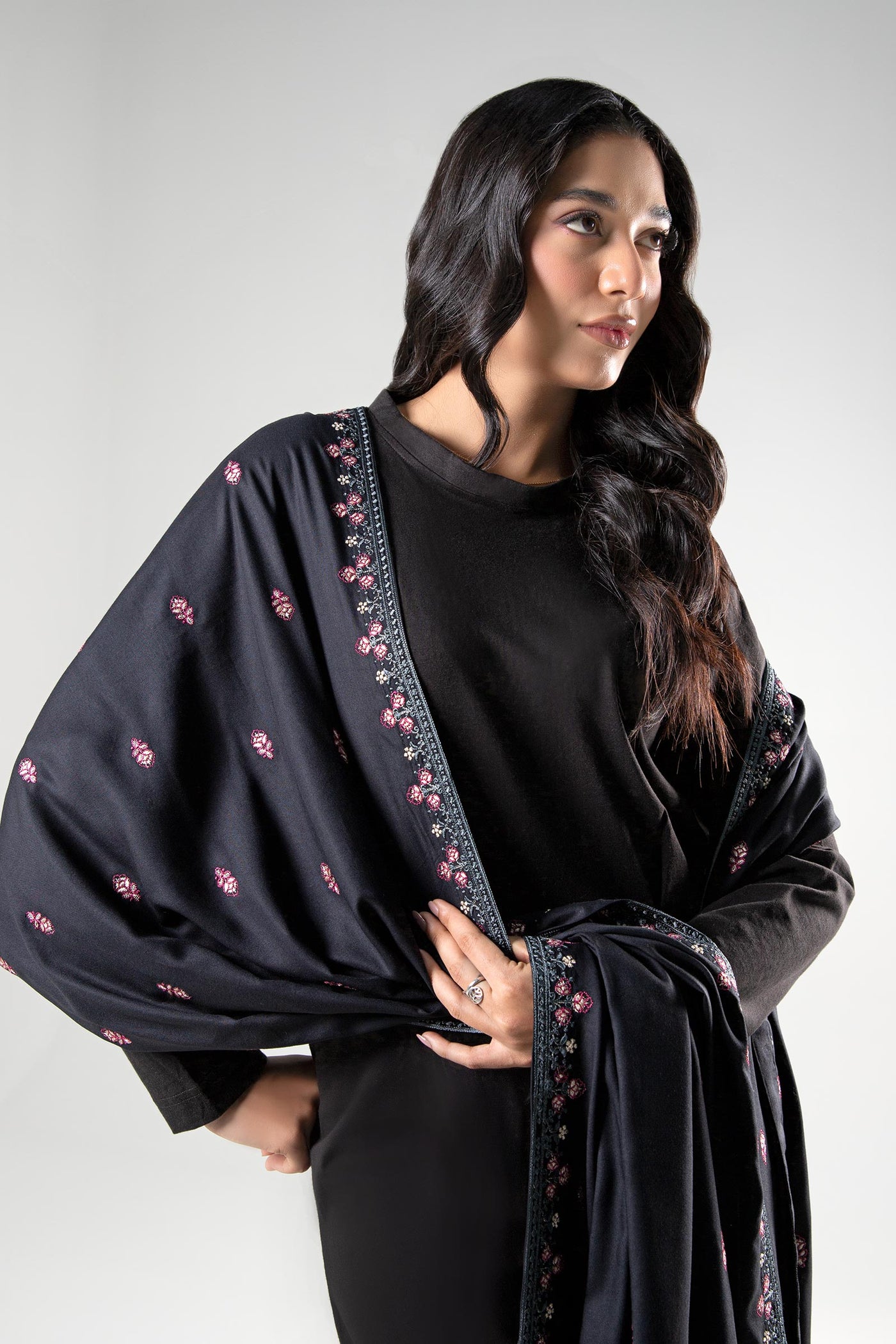 Embroidered Linen Shawl | MB-WS24-84